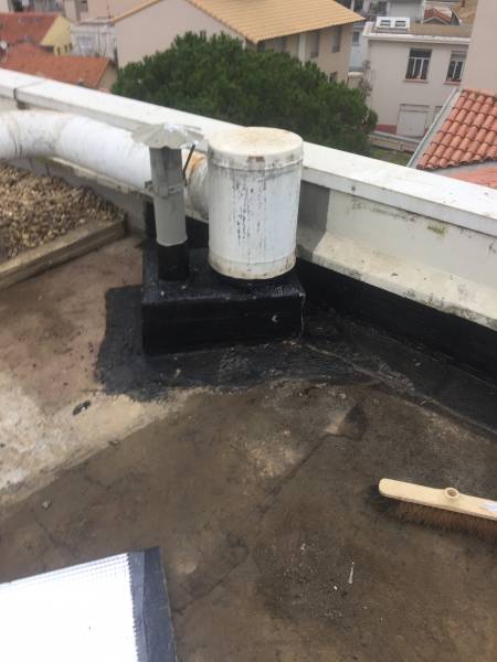 travaux d'étanchéité sur un relevés à la Grande motte
