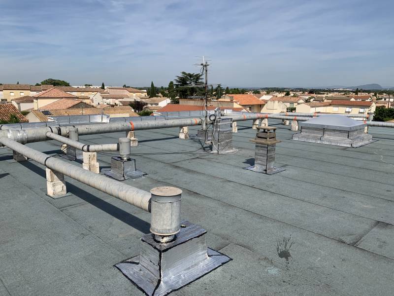 Travaux d'étanchéité sur la toiture terrasse et remplacement de lanterneaux d'une copropriété sur la commune de Mauguio