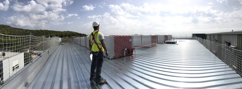 Travaux de rajout d'isolation thermique sur un bâtiment d'entreprise à Mireval, proche de Montpellier